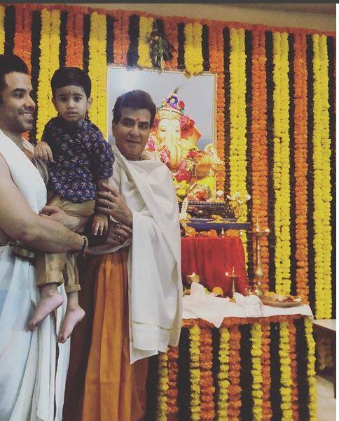 जीतेंद्र और उनके बेटे तुषार कपूर ने अपने जुहू स्थित बंगले पर हर साल की तरह इस साल भी बप्पा की पूजा-अर्चना की. एकता कपूर ने ये तस्वीर पोस्ट की है.
