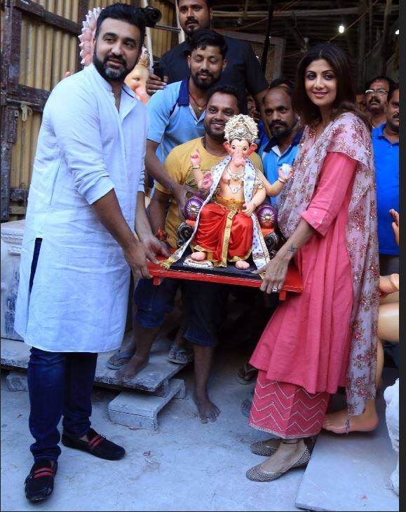 शिल्पा शेट्टी और उनके पति राज कुंद्रा बप्पा को घर लेकर आए.