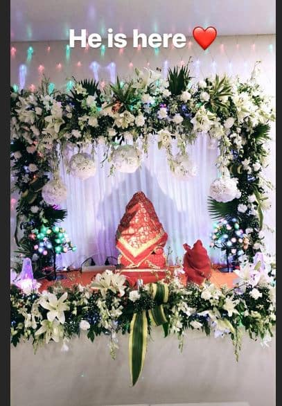 अभिनेत्री डेजी शाह ने बप्पा की आराधना की. उन्होंने ये तस्वीर इंस्टा पर शेयर की.