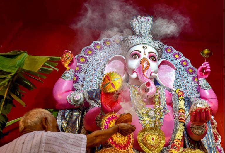 हैदराबाद: भगवान गणेश को लगा 580 किलो के लड्डू का भोग, तीन लाख रुपये है कीमत Hyderabad: 580 Kilograms Laddu Prepared For Ganesh Chaturthi हैदराबाद: भगवान गणेश को लगा 580 किलो के लड्डू का भोग, तीन लाख रुपये है कीमत