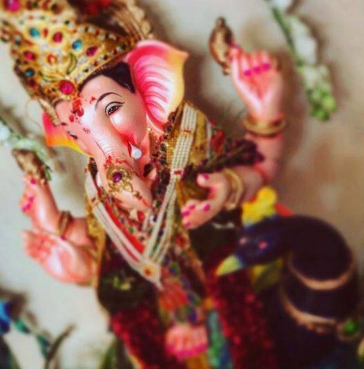 पौराणिक कथाओं के अनुसार, शुक्ल पक्ष की चतुर्थी के दिन भगवान गणेश जी ने चांद को श्राप दिया था. श्राप के मुताबिक, गणेश जी ने कहा था आज के दिन जो भी चांद का दीदार करेगा उसे कलंक लगेगा. यदि आपने गणपति जी की स्थापना की है तो बिल्कुल भी चांद ना देखें. फोटोः इंस्टाग्राम