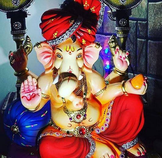 इसके अलावा यदि आप गणपति की स्थापना कर रहे हैं तो गणपति की सेवा सुबह-शाम करें. शाम को आरती करें और भगवान को फल-फूल भेंट चढ़ाएं. फोटोः इंस्टाग्राम