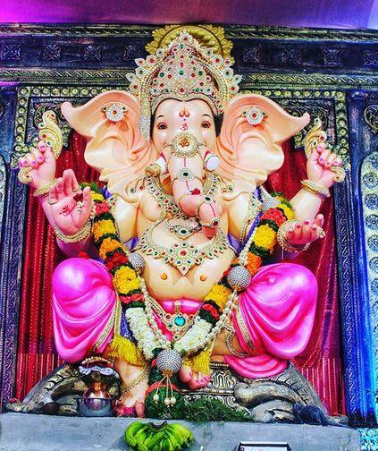 आज गणेश चतुर्थी के दिन चांद देखना अशुभ माना जाता है. दरअसल, इसके पीछे कई पौराणिक कथाएं हैं. यदि आपने गणपति जी की स्थापना की है तो बिल्कुल भी चांद ना देखें. फोटोः इंस्टाग्राम