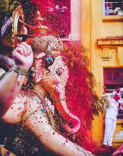 अंत में इस बात का ख्याल जरूर रखें, जब आप गणेश जी को विसर्जित करने जाते हैं तो पहले उनकी आरती और पूजा-अर्चना करें. इसके बाद विर्सजन करने से ठीक पहले नारियल फोड़ते हुए विसर्जित करें. इसके लिए तीन बार भगवान को डुबकी लगवाएं और फिर सीधा ही विसर्जित कर दें. विर्सजन के दौरान भगवान की मूर्ति उल्टी नहीं होनी चाहिए. फोटोः इंस्टाग्राम