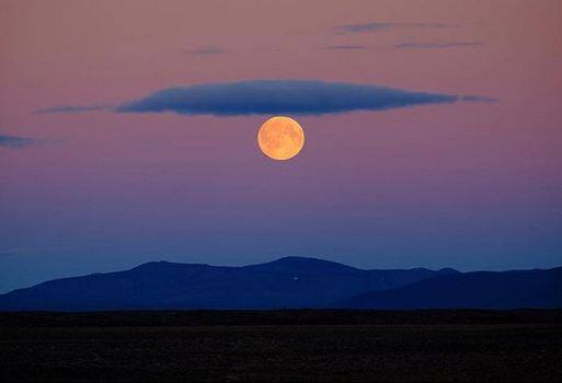  कथाओं में कहा गया है कि ये श्राप गणपति जी ने चांद को इसीलिए दिया था क्‍योंकि वे अपनी खूबसूरती के गुरूर में गणपति जी की सूंड देखकर हंस पड़ा था. यदि   आपने गणपति जी की स्थापना की है तो बिल्कुल भी चांद ना देखें. फोटोः इंस्टाग्राम 