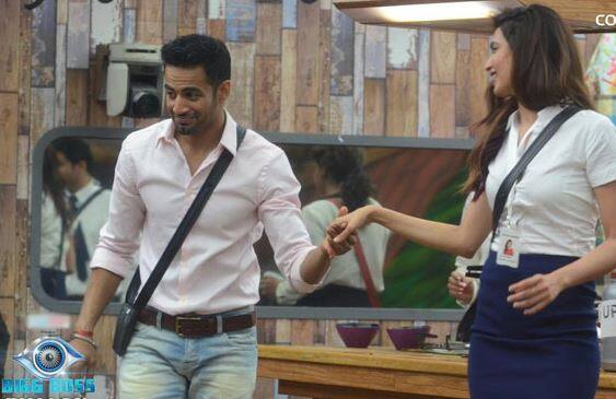 डिआंड्रा और गौतम गुलाटी के अलावा 'बिग बॉस' 8 में एक और कपल करिश्मा तन्ना और उपेन पटेल का था जिसे रोमांस करते हुए कई देखा गया था. इन पर प्यार का परवान इस कदर चढ़ा कि शो से बाहर आने के बाद दोनों ने सगाई कर ली थी. हालांकि इसके बाद इनका रिश्ता ज्यादा दिन नहीं चला.