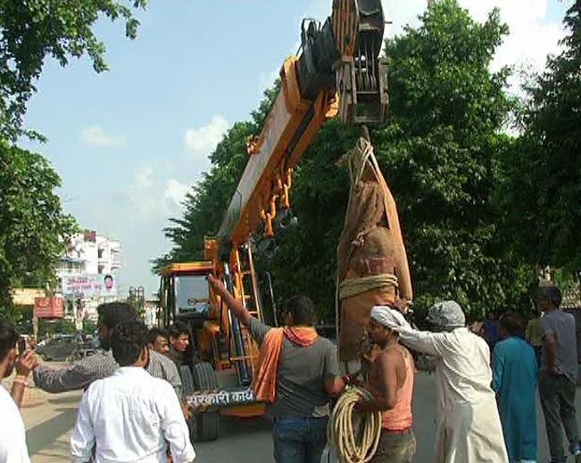 दीन दयाल उपाध्याय के मूर्ति स्थल के विस्तार के लिए जबरन हटाई नेहरू की मूर्ति, कांग्रेसियों ने किया हंगामा