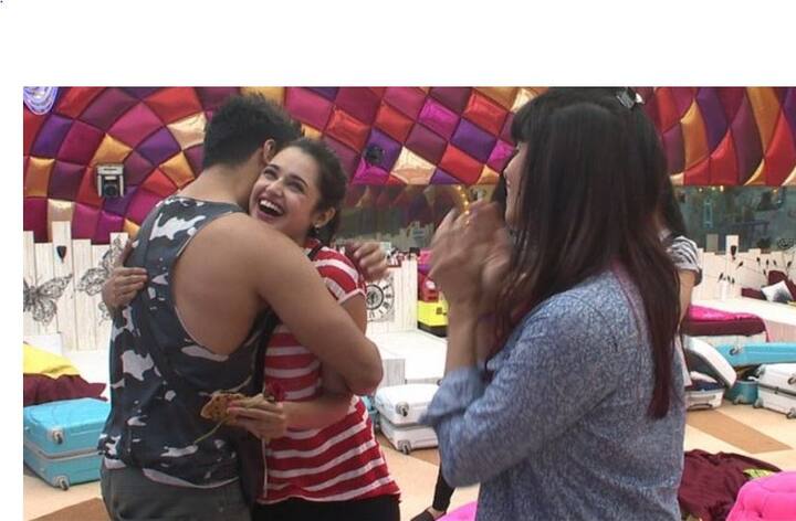 'बिग बॉस' 9 में युविका चौधरी और प्रिंस नरुला का प्यार परवान चढ़ा था. प्रिंस ने शो के दौरान युविका को कई बार प्रपोज भी किया. हालांकि युविका के शो से बाहर जाने के बाद प्रिंस नोरा फतेही से इश्क लड़ाते नजर आए.