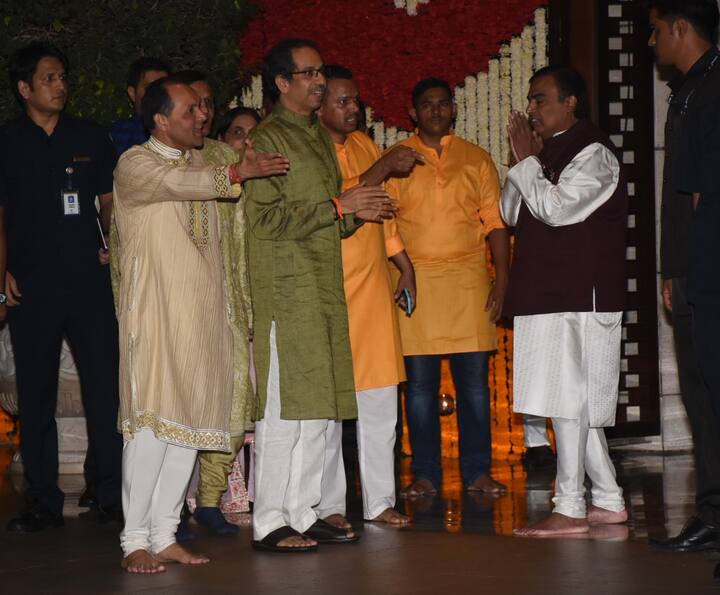 मुकेश अंबानी कुछ इस तरह अपने मेहमानों का स्वागत करते दिखाई दिए. (तस्वीर: मानव मंगलानी)