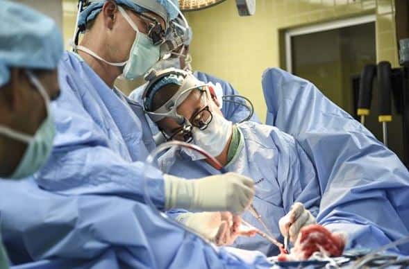 रिपोर्ट्स के मुताबिक, इस बुजुर्ग ने 2 महीने पहले यूथेरिया के लिए ऑपरेशन करवाया था. फोटोः गूगल फ्री इमेज