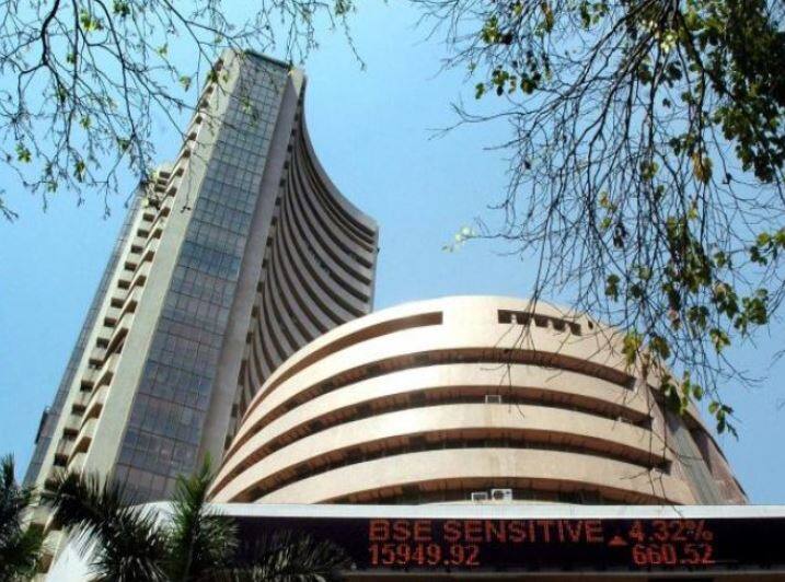 latest updates of share market sensex and nifty रुपये में सुधार से शेयर बाजार में तेजी, सेंसेक्स 300 अंक उछला