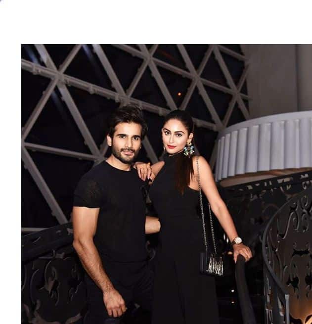 सीरियल 'एक हजारों में मेरी बहना है' में क्रिस्टल डिसूजा और करन टैकर की जोड़ी को दर्शकों ने खूब सराहा था. इस सीरियल के दौरान से ही दोनों रिलेशनशिप में हैं. क्रिस्टल और करन की जोड़ी टीवी इंटस्ट्री की फेवरेट जोड़ियों में से एक है. जिसकी ऑफस्क्रीन केमिस्ट्री को फैंस 'बिग बॉस' के घर में देखना पसंद करेंगे.