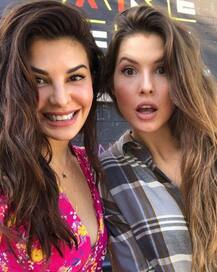 अपनी हमशक्ल से मिल बेहद हैरान हुईं जैकलीन, पोस्ट की ये तस्वीरें