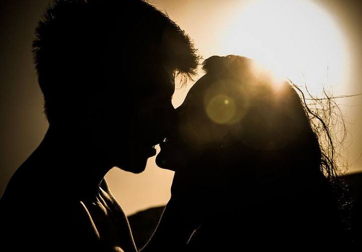  फर्स्ट किस किसी के लिए भी रोमांटिक और स्वीट हो सकती है. लेकिन कई बार फर्स्ट किस ऑक्वर्ड और वर्स्ट भी होती है. लेकिन क्या किस कभी कोई जिंदगी बचा सकती है? फोटोः यूट्यूब