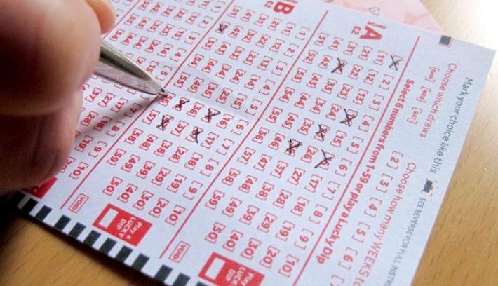 मनोज आगे कहते हैं कि उनके पिता की मौत अस्थमा की वजह से हाल में ही हुई है. जो कुछ भी उन्होंने कमा कर बचाया था वो सब उनके ट्रीटमेंट में लगा दिया था. फिर भी वो अपने पिता को नहीं बचा पाए. इस बात का दुख जताते हुए मनोज कहते हैं कि लॉटरी अगर पहले निकल आई होती तो वो अपने पिता को बचा लेते. तस्वीर: गूगल फ्री इमेज  