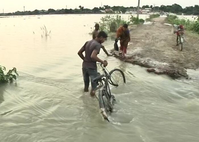 Begusarai: over two dozen villeges submerged, more than 50 thousand people affected बेगूसराय: दो दर्जन से ज्यादा गांव पानी में डूबे, करीब 50 हजार से अधिक लोग प्रभावित