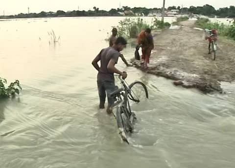 बेगूसराय: दो दर्जन से ज्यादा गांव पानी में डूबे, करीब 50 हजार से अधिक लोग प्रभावित बेगूसराय: दो दर्जन से ज्यादा गांव पानी में डूबे, करीब 50 हजार से अधिक लोग प्रभावित