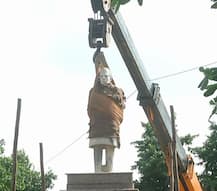 इलाहाबाद: नेहरू की मूर्ति हटाए जाने पर गरमाई सियासत, शिफ्टिंग का काम शुरू