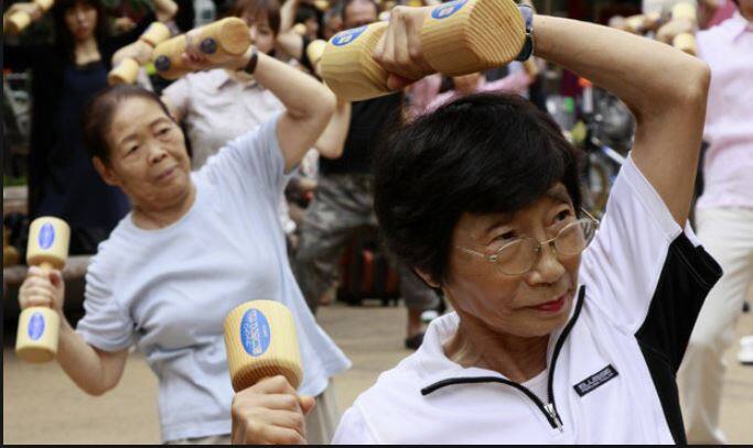 जापान में 100 साल से ज्यादा उम्र वाले लोगों की संख्या में 1971 से बढ़ोतरी हुई है और सरकार को उम्मीद है कि यह चलन जारी रहेगा. तस्वीर: गूगल फ्री इमेज