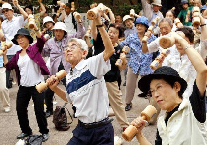 नेशनल इंस्टीट्यूट ऑफ पॉपुलेशन एंड सोशल सिक्युरिटी रिसर्च के मुताबिक, आने वाले पांच सालों में वहां 100 से अधिक उम्र वाले लोगों की संख्या एक लाख को पार करेगी और 10 साल में बढ़कर यह 1,70,000 हो जाएगी. तस्वीर: गूगल फ्री इमेज