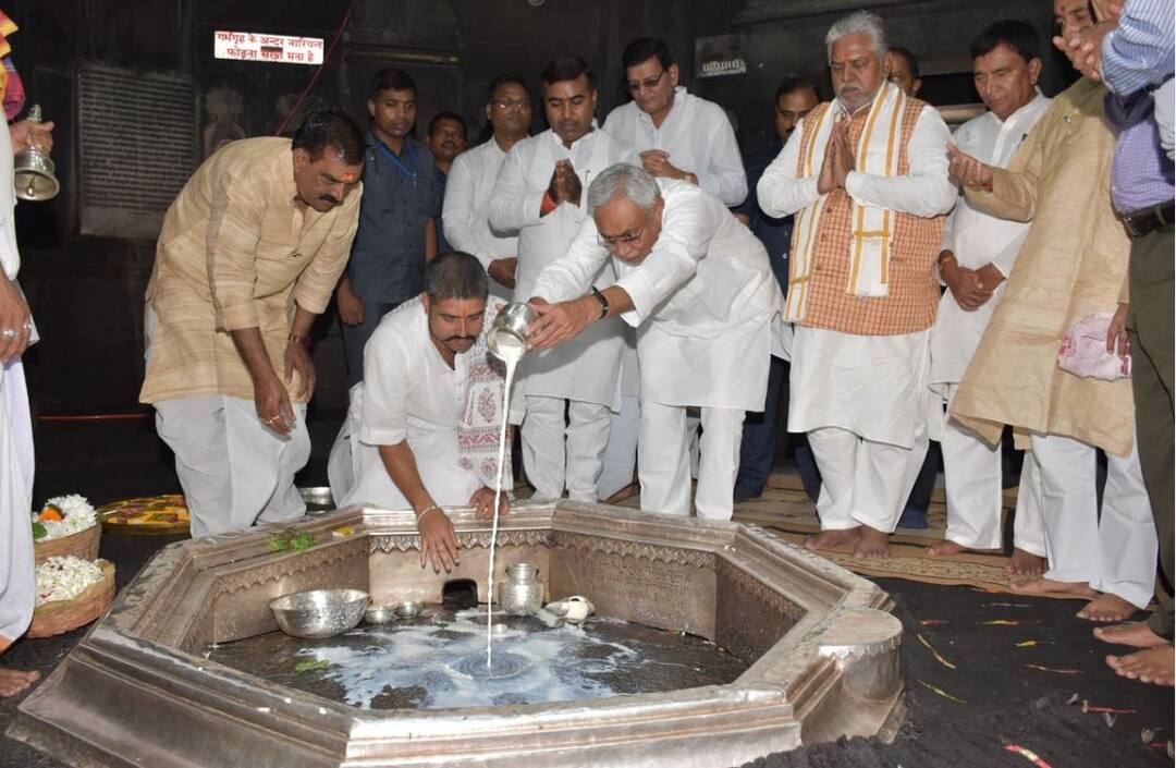 Nitish Kumar reviewed preparations for Pitru Paksha, worshiped in Vishnupad temple in Gaya गया: सीएम नीतीश ने विष्णुपद मंदिर में की पूजा, पितृपक्ष मेले की तैयारियों का लिया जायजा