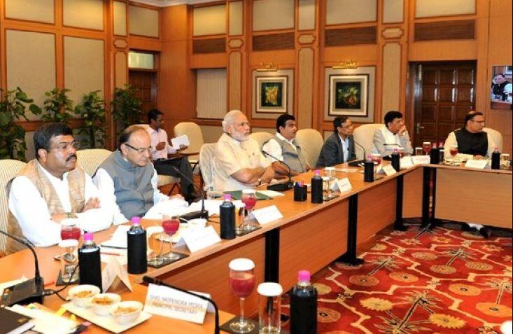 PM modi attended a meeting on Economy today, no announcement on Petrol, Diesel प्रधानमंत्री मोदी ने बैठक कर जाना अर्थव्यवस्था का हालः फिलहाल पेट्रोल-डीजल पर नहीं हुआ कोई एलान