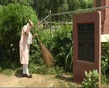 PM मोदी ने की \'स्वच्छता ही सेवा\' अभियान की शुरुआत, पहाड़गंज के एक स्कूल में लगाई झाड़ू