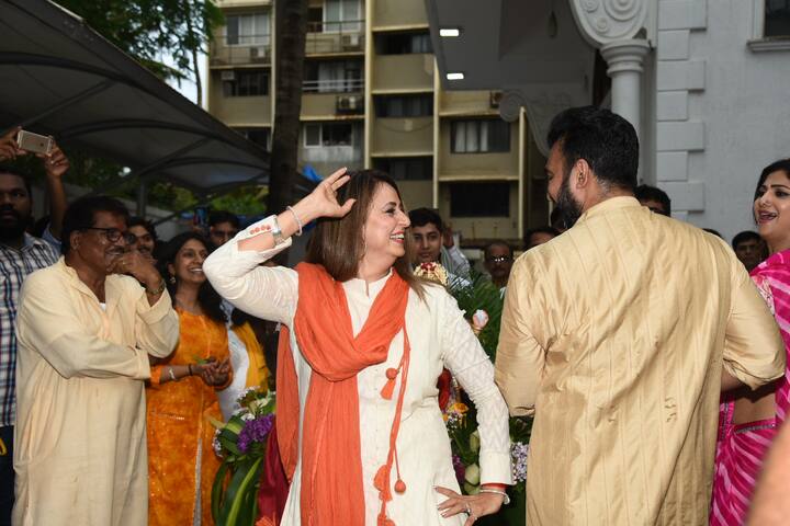 इस दौरान उनकी जश्न में डूबी और भी खूबसूरत तस्वीरें देखने के लिए रुख कीजिए आगे की स्लाइड्स का. (तस्वीर: मानव मंगलानी)