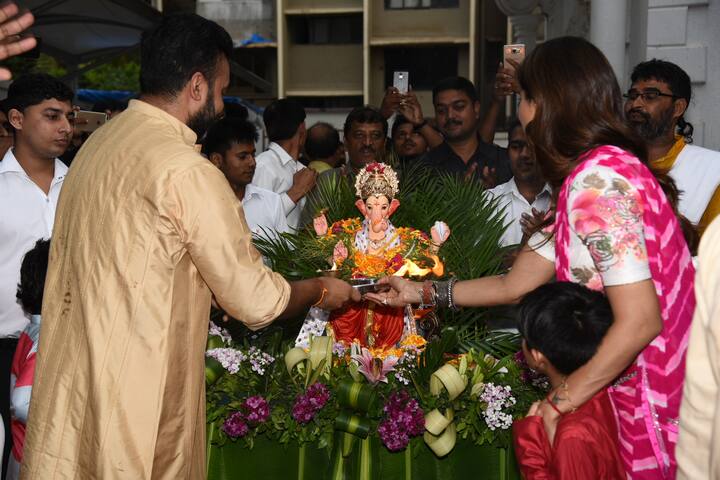 विसर्जन के दौरान शिल्पा पिंक कलर की साड़ी में बेहद खूबसूरत नजर आ रही थीं. (तस्वीर: मानव मंगलानी)