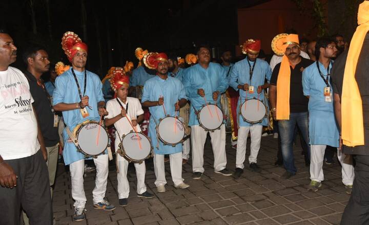 विसर्जन के दौरान अर्पिता के घर के बाहर कुछ ऐसी तस्वीरें क्लिक की गईं.