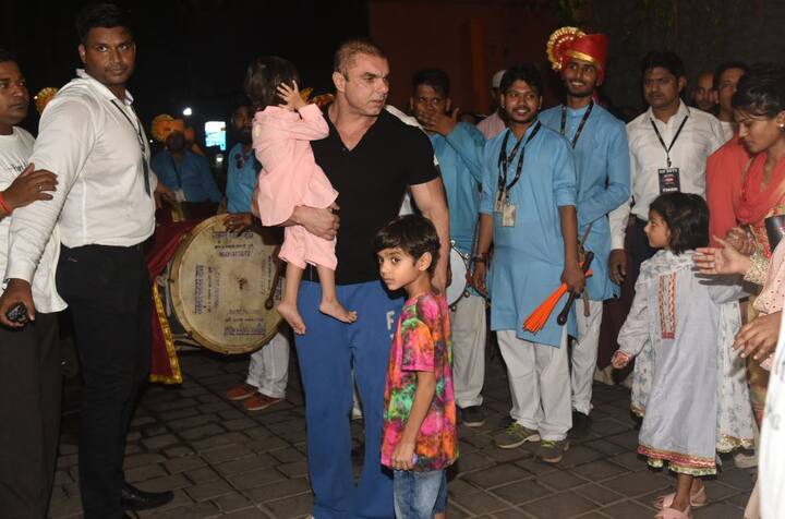 पूरा खान परिवार इसका हिस्सा बना. सोहेल खान बच्चों के साथ नज़र आए.