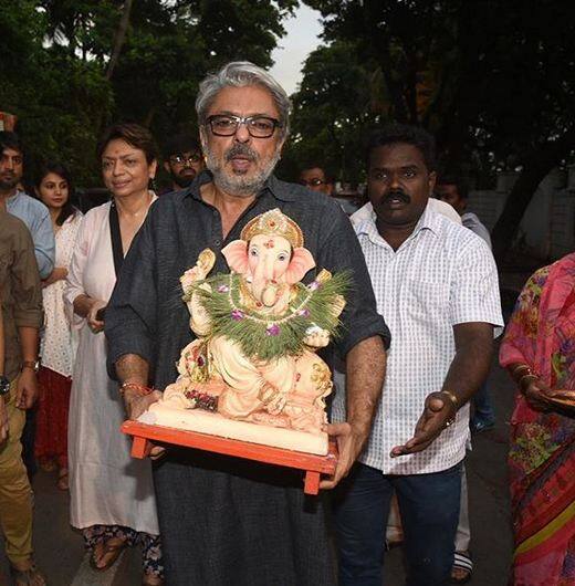 बॉलीवुड डायरेक्टर संजय लीला भंसाली भी बप्पा का विर्सजन करते नजर आएं. फोटोः इंस्टाग्राम