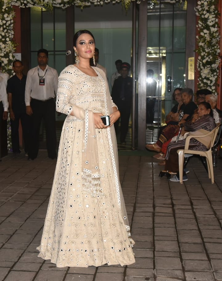 इस दौरान उनकी कई सारी खूबसूरत तस्वीरें सामने आई हैं जिसमें स्वरा ट्रेडिशनल लुक में हॉटनेस के तड़का लगाती दिखाई दे रही हैं. (तस्वीर: मानव मंगलानी)