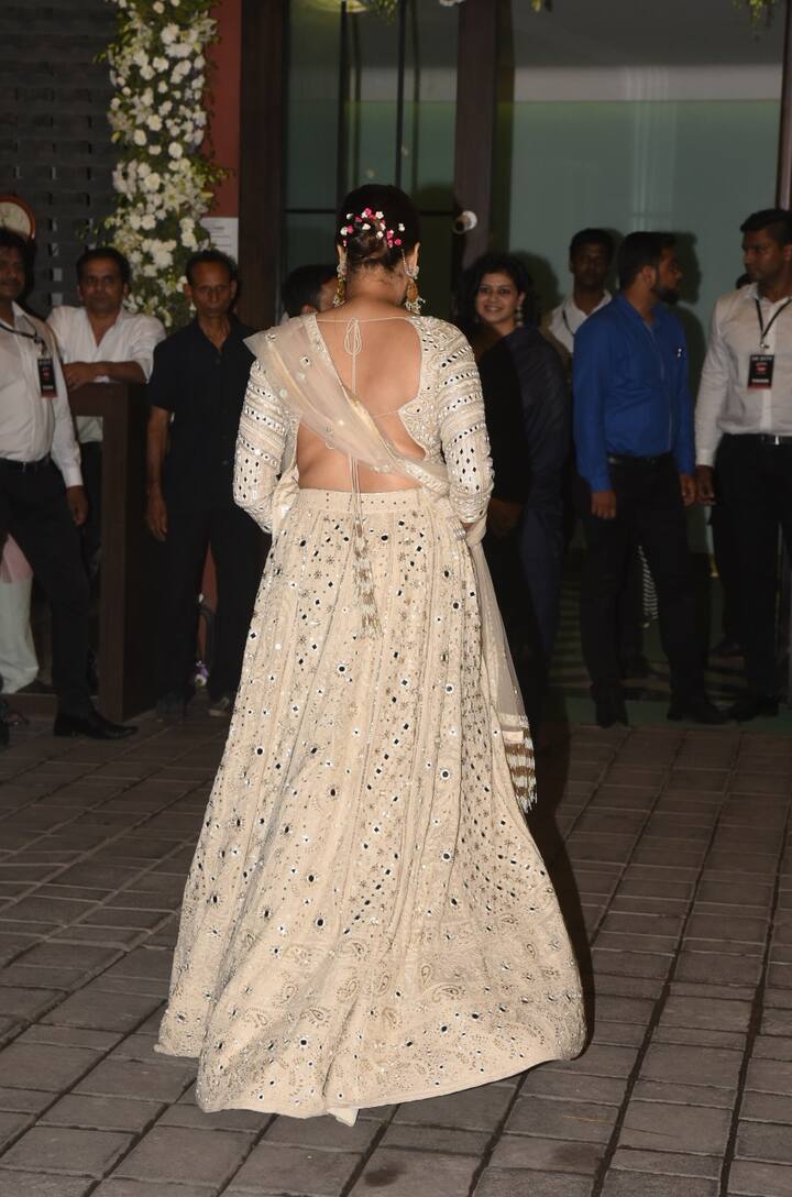 वहीं उनकी बैकलेस चोली उनके इस अंदाज को बेहद हॉट लुक दे रही थी. (तस्वीर: मानव मंगलानी)