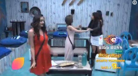 Bigg Boss 12: आउट हाउस में पहुंचे कंटेस्टेंट्स ने किया बवाल, देखें वीडियो Bigg Boss 12: आउट हाउस में पहुंचे कंटेस्टेंट्स ने किया बवाल, देखें वीडियो