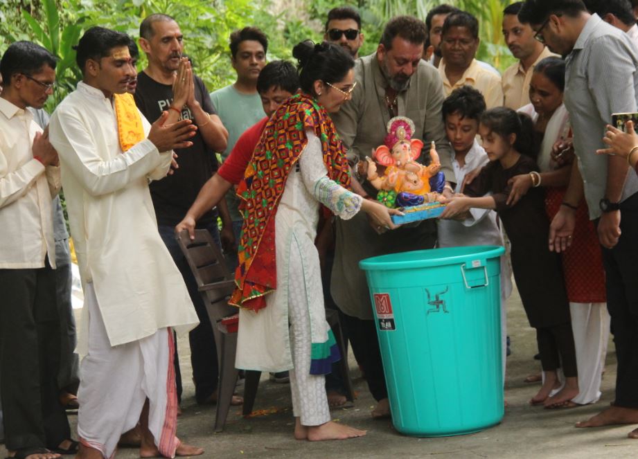 संजय दत्त ने परिवार संग गणपति का किया विसर्जन, देखें VIDEO और PHOTOS