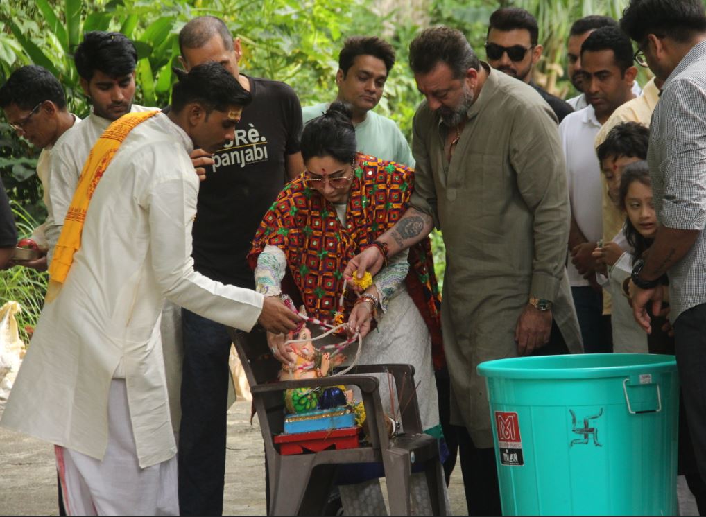 संजय दत्त ने परिवार संग गणपति का किया विसर्जन, देखें VIDEO और PHOTOS