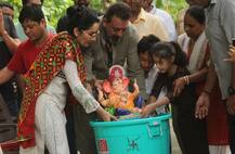 संजय दत्त ने परिवार संग गणपति का किया विसर्जन, देखें VIDEO और PHOTOS