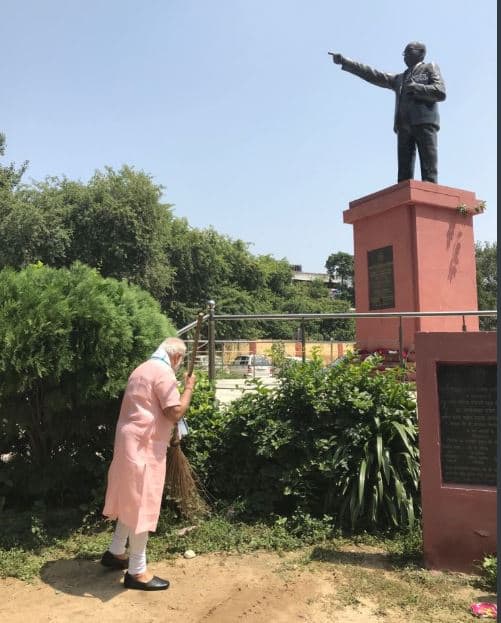 पीएम मोदी ने शनिवार को स्वच्छता अभियान को विस्तार दिया और 'स्वच्छता ही सेवा अभियान' की शुरुआत की. इस कैंपेन में देशभर के कोने-कोने से लोग जुड़ें. आम लोगों के साथ-साथ कई राज्यों के मुख्यमंत्री और कैबिनट मंत्री भी इस अवसर पर झाड़ू लगाते दिखें. तस्वीर: ट्विटर