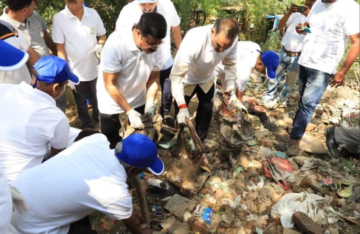 वहीं केंद्रीय मंत्री धर्मेंद्र प्रधान ने दिल्ली के वसंत विहार की कुली बस्ती में सफाई कर कूड़ा उठाया. तस्वीर: ट्विटर