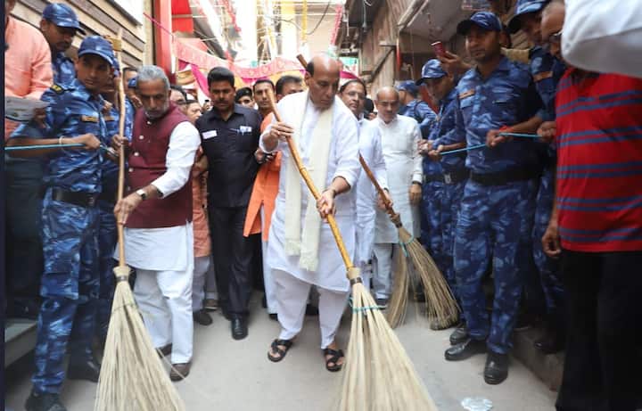 गृह मंत्री राजनाथ सिंह ने हरियाणा राज्य के फरीदाबाद में सड़क पर साफ-सफाई की. तस्वीर: ट्विटर