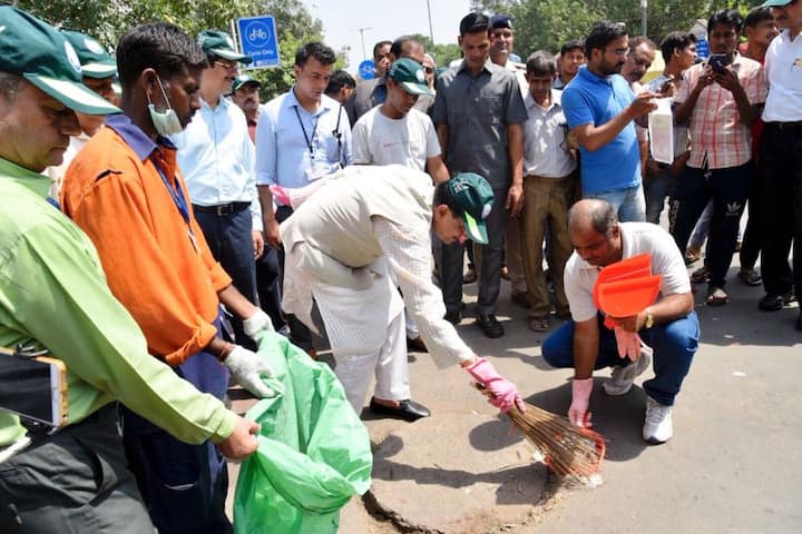 पुरानी दिल्ली रेलवे स्टेशन पर रेल कर्मचारियों के साथ रेल मंत्री पीयूष गोयल ने स्वच्छता अभियान में भाग लिया और इस मौके पर वृक्षारोपण भी किया. तस्वीर: ट्विटर
