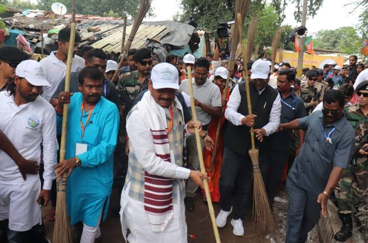 सीएम रघुबर दास ने भी झारखंड के एक मोहल्ले में सफाई कर स्वच्छता का संदेश दिया. तस्वीर: ट्विटर