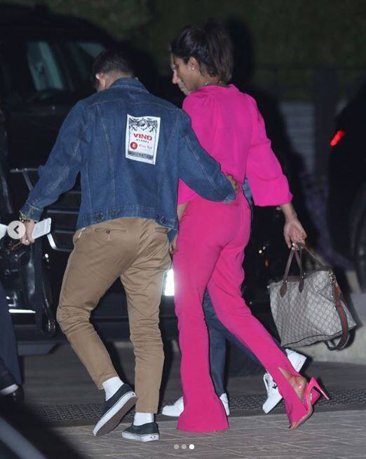 पिछले दिनों निक अपने मम्मी पापा के साथ मुंबई आए थे जहां प्रियंका के घर रोके की रस्म हुई थी. इसके बाद ये ही बताया जा रहा है कि बहुत जल्द ये दोनों शादी करने वाले हैं. (Photo: Instagram)