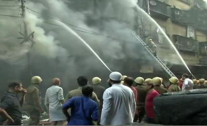 Kolkata: Big fire at busy market on Canning Street कोलकाता: कैनिंग स्ट्रीट पर बगरी मार्केट में लगी भयानक आग, दमकल की 30 गाड़ियां मौके पर