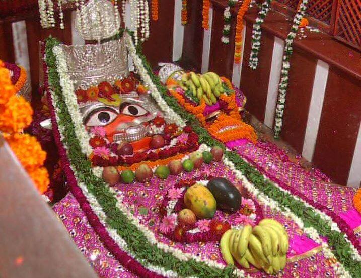 मंदिर बंद रहने के दौरान श्रद्धालु नाव से आकर बाहर से ही नमन कर चले जाते थे. समूची दुनिया में यह इकलौता ऐसा मंदिर है, जहां हनुमान जी लेटी हुई अवस्था में अपने भक्तों को दर्शन देते हैं. इस मंदिर का समूची दुनिया में ख़ास महत्व है और देश ही नहीं बल्कि दुनिया भर से श्रद्धालु यहां दर्शन-पूजन के लिए आते हैं. 