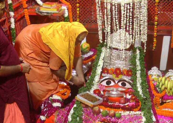 इलाहाबाद में पिछले हफ्ते गंगा और यमुना दोनों ही नदियों का जलस्तर काफी बढ़ गया था. नदियों में आई ज़बरदस्त बाढ़ ने संगम स्थित लेटे हुए हनुमान मंदिर को अपनी आगोश में ले लिया था. दो दिन तक तो मंदिर में दर्शन-पूजन होता रहा, लेकिन नौ सितम्बर की सुबह पानी ज़्यादा बढ़ने पर मंदिर को पूरी तरह बंद कर दिया गया.