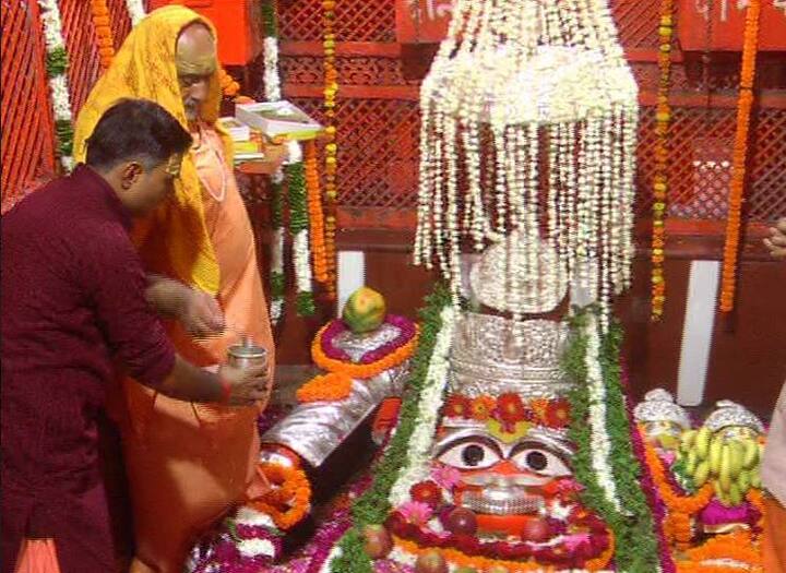 गंगा और यमुना नदियों में आई ज़बरदस्त बाढ़ की वजह से हफ्ते भर तक बंद रहे इलाहाबाद के संगम पर स्थित लेटे हुए हनुमान जी मंदिर के कपाट शनिवार की शाम को फिर से खोल दिए गए हैं. बाढ़ का पानी हटने के बाद शनिवार को मंदिर कैंपस की सफाई की गई और भरे हुए पानी को निकाला गया. इसके बाद लेटे हुए हनुमान जी की प्रतिमा का विशेष श्रृंगार किया गया.