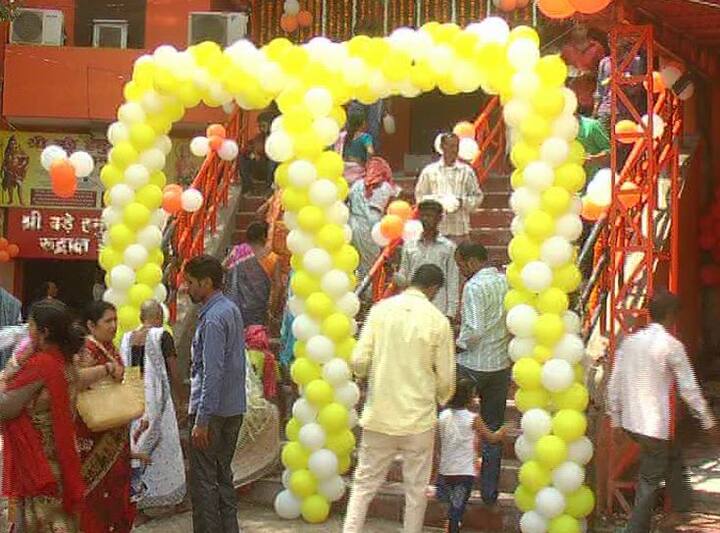 मान्यताओं के मुताबिक़ हनुमान मंदिर में गंगा-यमुना की बाढ़ का पानी आना काफी शुभ माना जाता है. ऐसा माना है कि जिस साल गंगा मइया अपने मइया अपने जल से हनुमान जी को नहलाती हैं, उस साल इलाहाबाद में कोई दैवीय आपदा नहीं आती और पूरा साल शांति व सुकून के साथ बीतता है. इलाहाबाद में कुछ महीनों बाद कुंभ का मेला लगना है. ऐसे में गंगा का पानी हनुमान मंदिर तक आना ख़ासा शुभ माना जा रहा है.