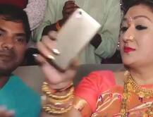 Viral Video: गोविंदा की पत्नी के साथ सेल्फी ले रहा था शख्स, हाथ से फोन लेकर सुनीता ने किया कुछ ऐसा